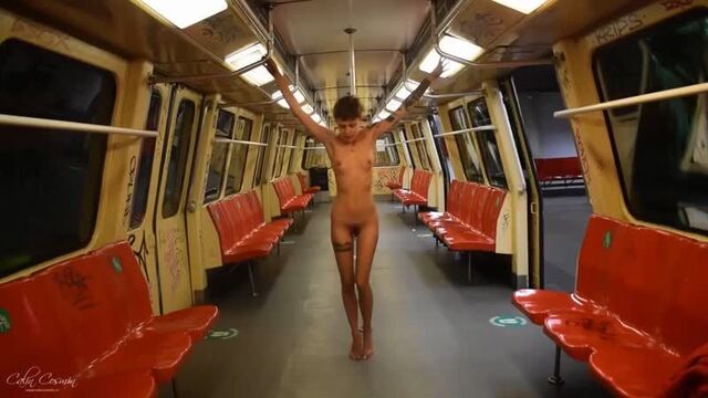 Дерзнула раздеться – стройная девушка танцует голой в метро