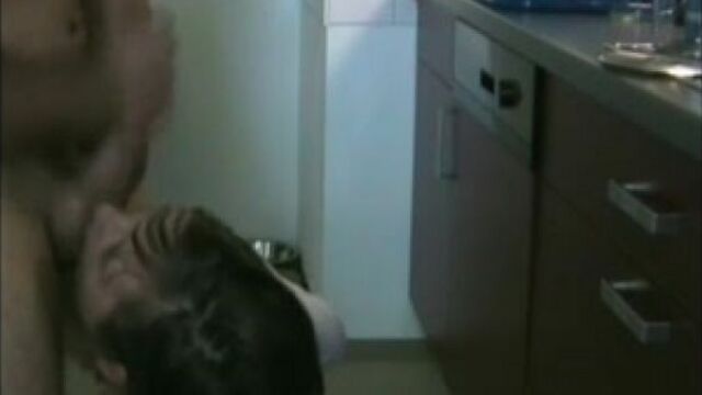Минет от жены на кухне