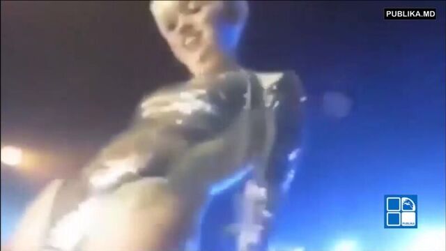 Майли сайрус позволила поклонникам потрогать себя за интимные места