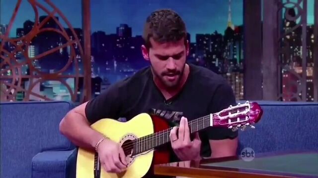 Алиссон поет и играет на гитаре