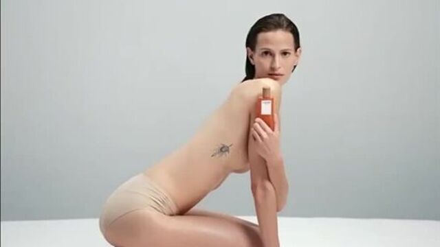 Мигель эрран, ама лу и жанна кадье в съемке для новых парфюмов loewe botanical rainbow.