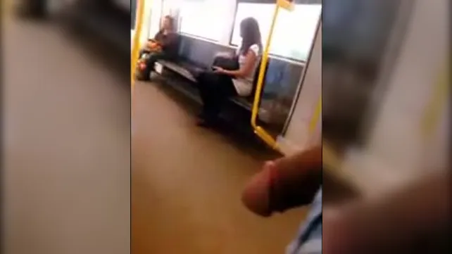 Порно видео в автобусе девушку