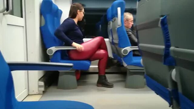 Минет в поезде(незнакомка помогла кончить)