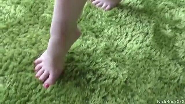 Парень трахнул подругу мамы