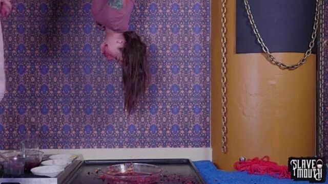 Глубокая глотка висит девушка вниз головой пихает в рот ягоды членом проталкивает в горло минет