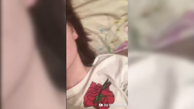 Молодая мастурбирует по трансляции вк