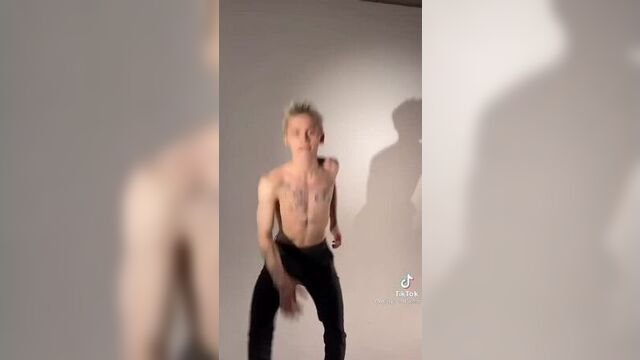 Даня милохин с голым торсом станцевал под бритни спирс