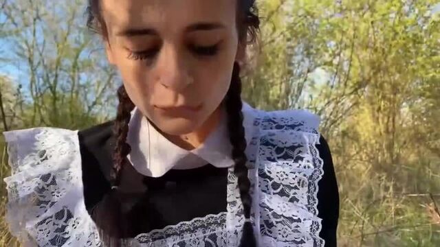 Учитель трахнул ученицу в кустах, и кончил в неё. kateriches69