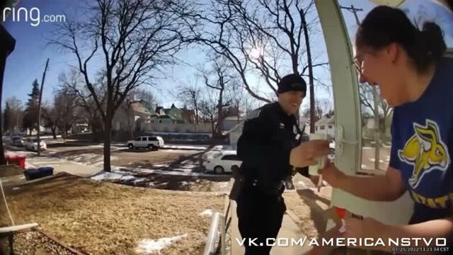 Полицейский из южной дакоты доставил заказ еды после ареста курьера