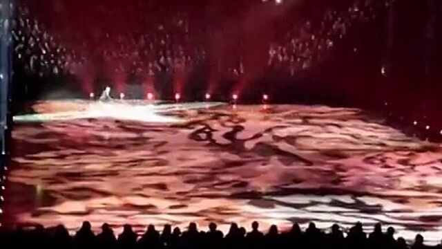 Евгений семененко упал на люду во время выступления в санкт-петербурге