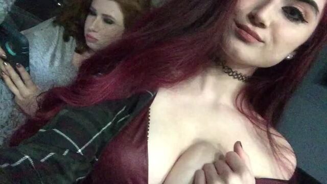 Celestia vega показывает сиськи подписчикам при падружке