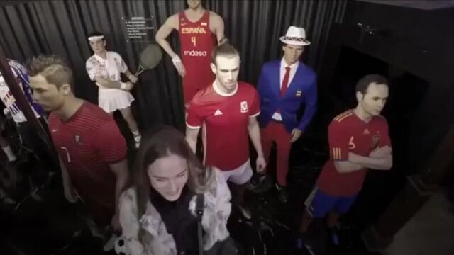 Бэйл разыгрывает посетителей в музее восковых фигур в мадриде