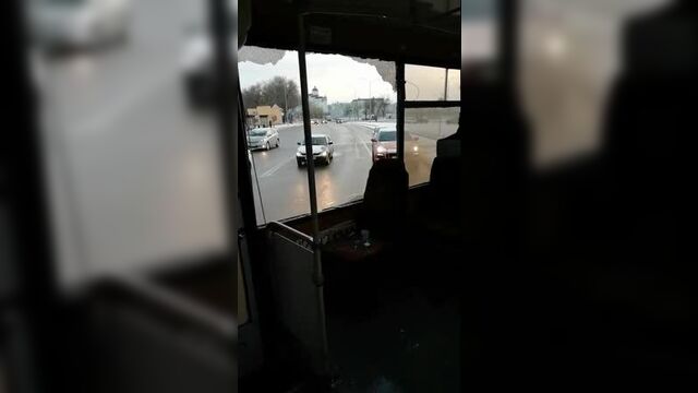 По липецку ездил автобус с разбитым стеклом