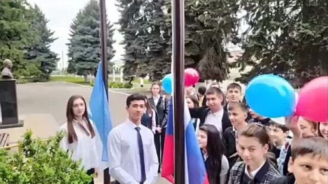 Торжественная линейка в мкоу "сош №10 им. б.м. карданова г. баксана" в честь поднятия государственного флага рф и государственн