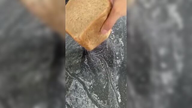 Чтобы не пропал старый хлеб. это очень круто