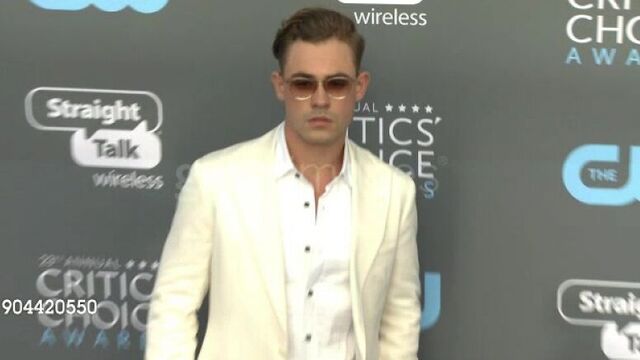 Дейкр монтгомери на ковровой дорожке премии «critics choice awards 2018» [11.01.18]