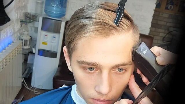 Как сделать аккуратный переход машинкой на расчёске_ __ как сделать плоскость в мужской стрижке_-(1080p).mp4