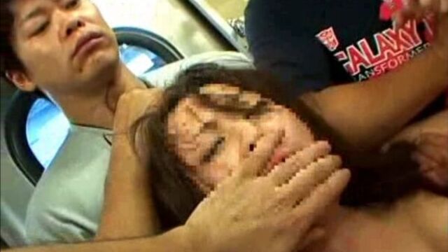 Похотливые хулиганы толпой лапают и раздевают девушку в метро, трахая по очереди и кончая в киску