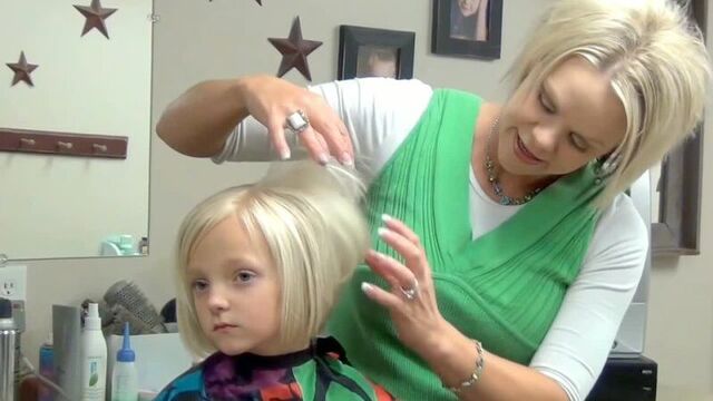 Как подчтричь боб каре и сделать укладку с хорошим объемом для девочки с тонкими волосами / инструкция по стрижке девочек