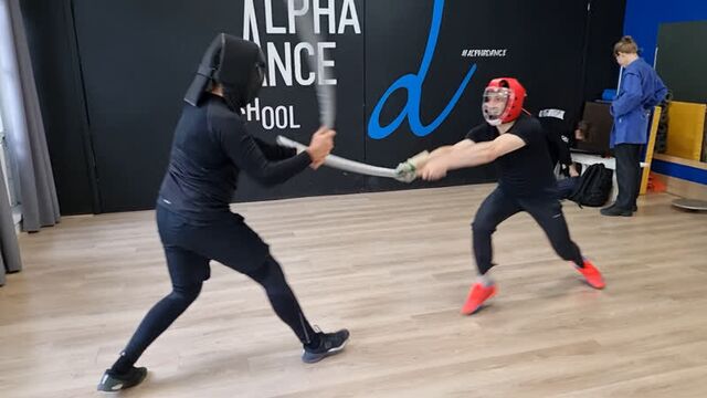 Кендзюцу - японское фехтование - спарринг на длинных мечах чанбара на занятии в katana club