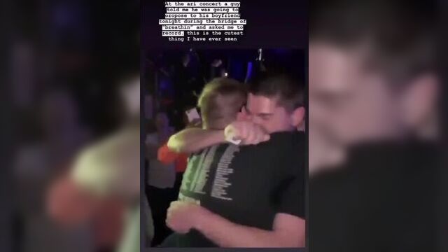 Парень сделал предложение своему молодому человеку на концерте арианы гранде