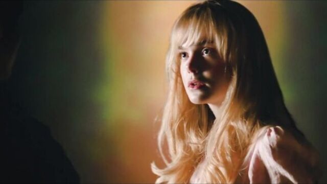 Эль фэннинг (elle fanning) и маргарет куэлли (margaret qualley) голые в фильме «исчезновение сидни холла» (2017)