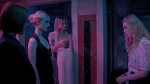 Неоновый демон трейлер 2016