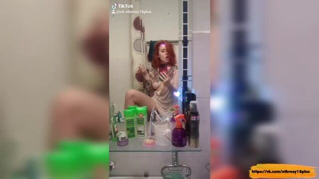 Голый тик-ток - русская модель в тату показывает грудь в зеркало