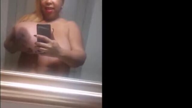Черная милфа снимает видео для ебыря чтобы показать свою огромную грудь