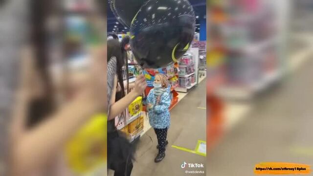 Годный тик-ток - сексуальная девочка раздает детям шарики в тц