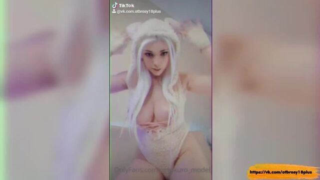 Голый тик-ток -сексуальная кисонька показала свои сисечки