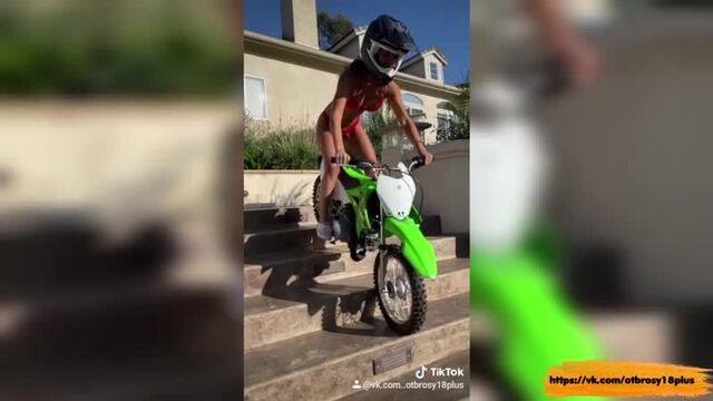 Годный тик-ток - девочка в купальнике и мотоцикл