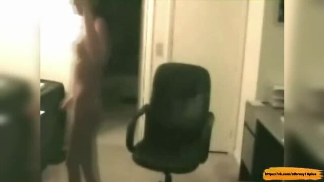 Отец спалил дочь которая мастурбировала на камеру дилдо