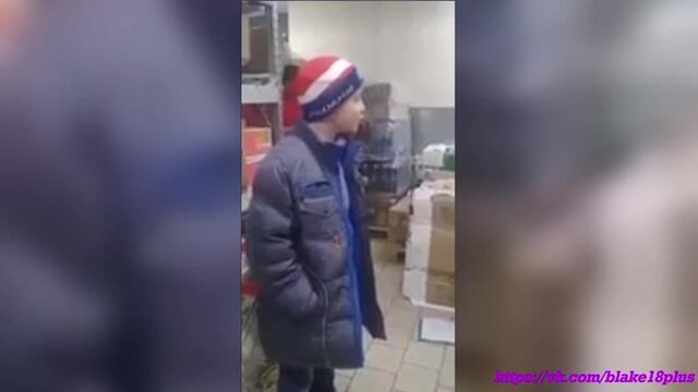 Школьник украл шоколадку и его поймали. божественная реакция