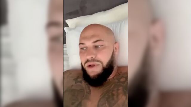 Джиган устроил драку с медузой, в результате которой попал в больницу