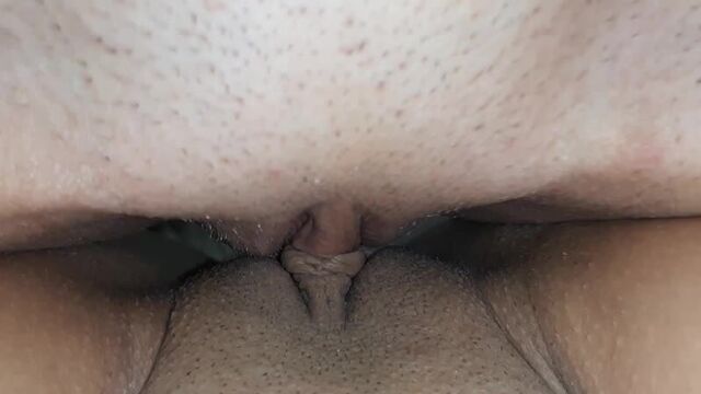 Девочки трутся писями до оргазма. крупный план.