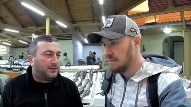 Грузия - уличная еда в порту рыбный рынок - батуми