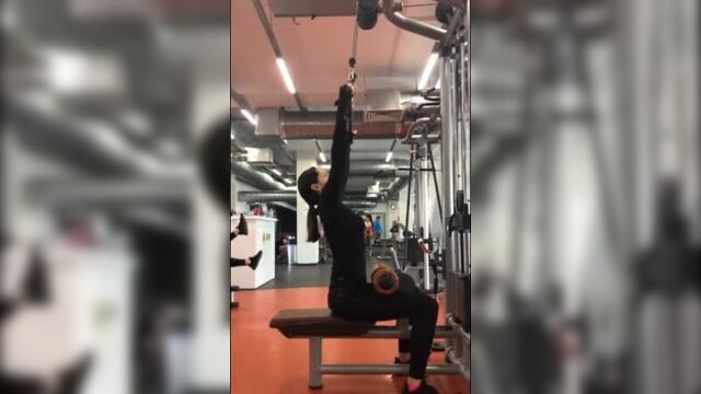 Тяга верхнего блока к груди широким хватом