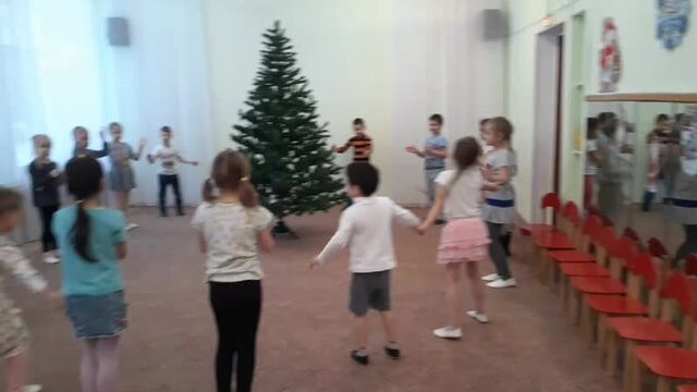 Новогодняя игра "мы повесим шарики"