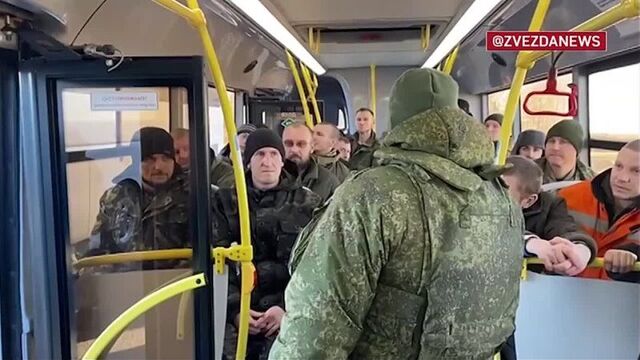 «жив, здоров, скоро буду дома»: кадры возвращения на родину российских военнослужащих после обмена пленными