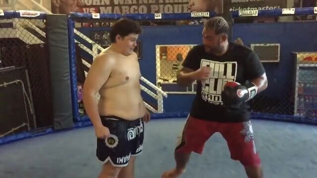 Когда у тебя крепкий пресс. марк хант (профессиональный боец ufc) не смог пробить пресс полного парня [vk/com/sparta.equip]