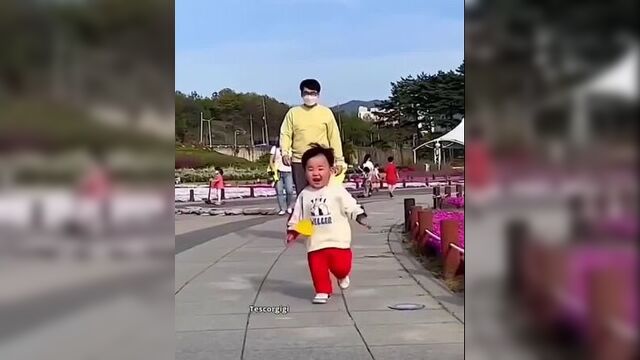 Малыш нёс маме одуванчик)