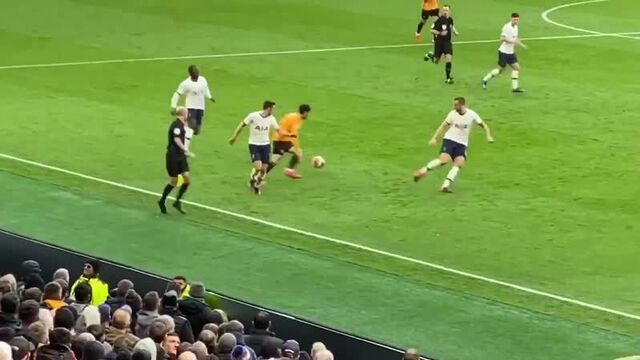 Танги ндомбеле прогуливается по стадиону