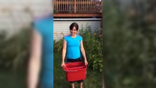 Ice bucket challenge (андреа хенкель)