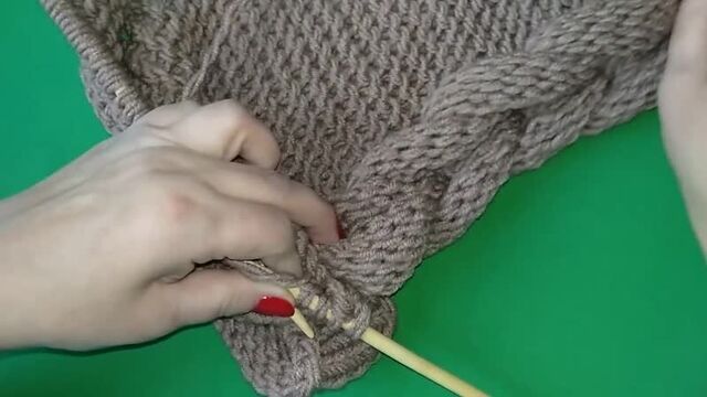 2ч.как связать шарф капюшон с косой на подростка спицами _ scarf hooded knitting _ lesson2
