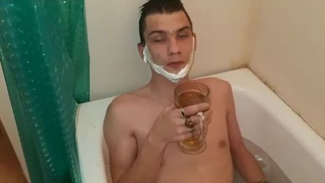 Чилик чилиться с бокалом