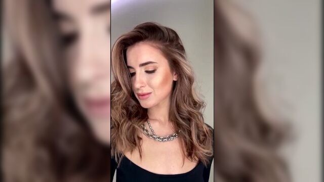 Рельефное окрашивание в технике бразильское мелирование в тёплых оттенках крем-брюле и шоколада.