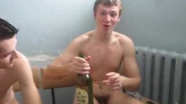 Парни отдыхают в бане