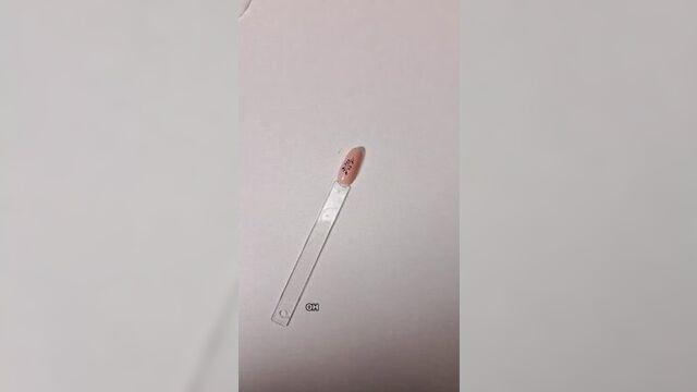 Лайфхак, как сделать так, чтобы слайдеры не сползали с ногтя во время носки