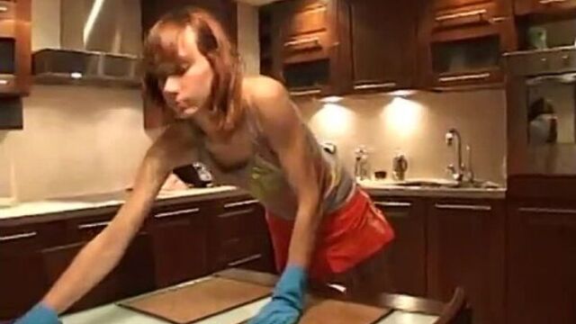 Голая сестра убирает комнату